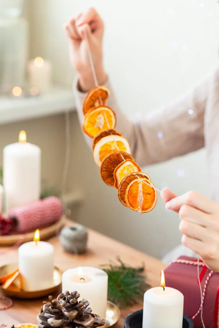 faire une guirlande de noël avec des rondelles d'orange séchées