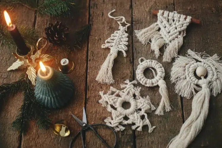 guide diy pour faire des décorations de noël à suspendre en macramé