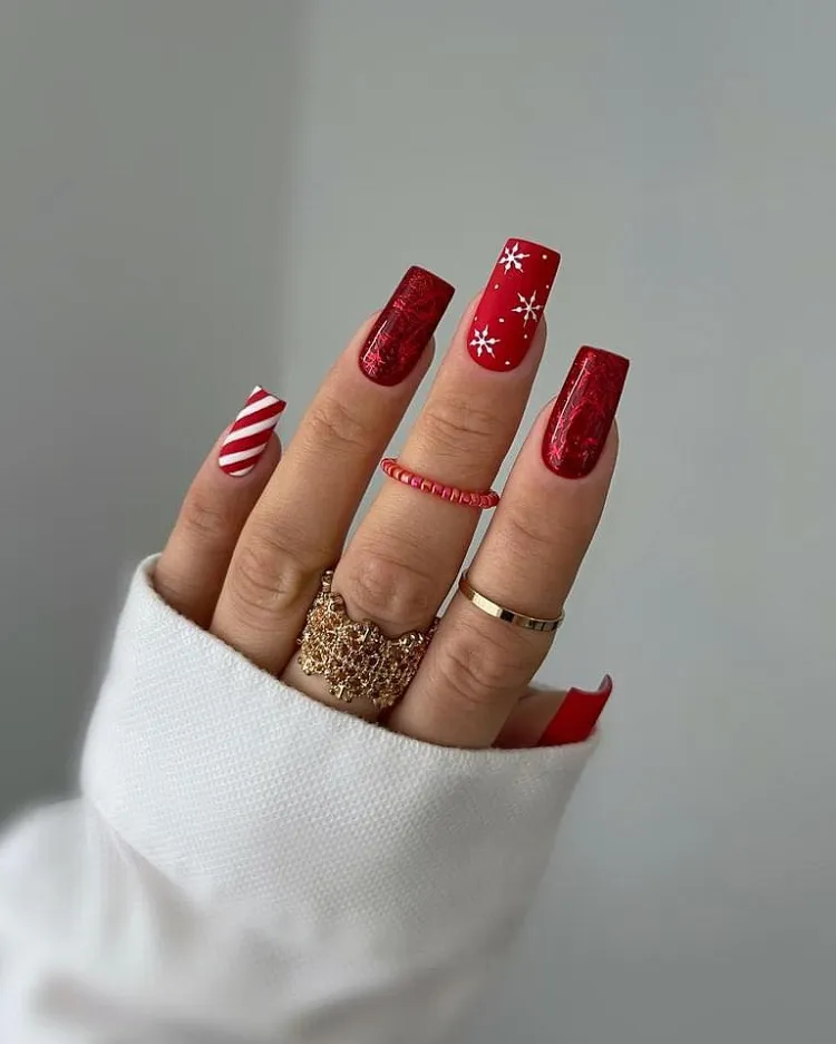 manucure rouge avec strass