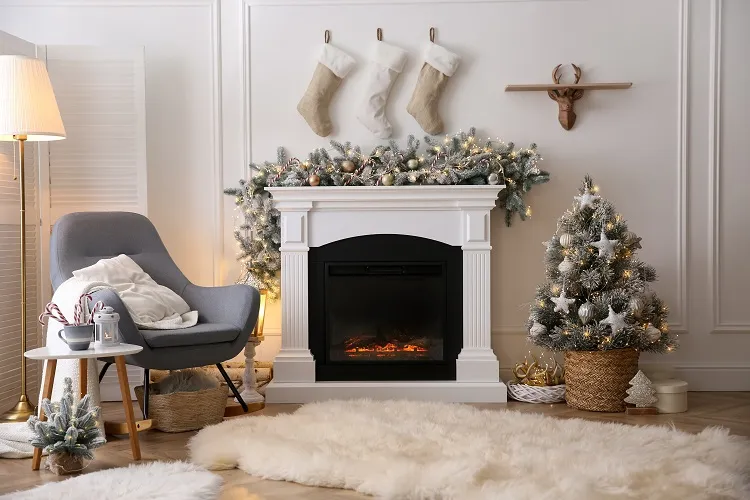 petit sapin neige élégant en panier tressé décoré de boules et étoiles argentées