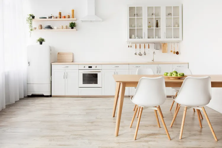 revêtement de sol en bois dans une cuisine blanche