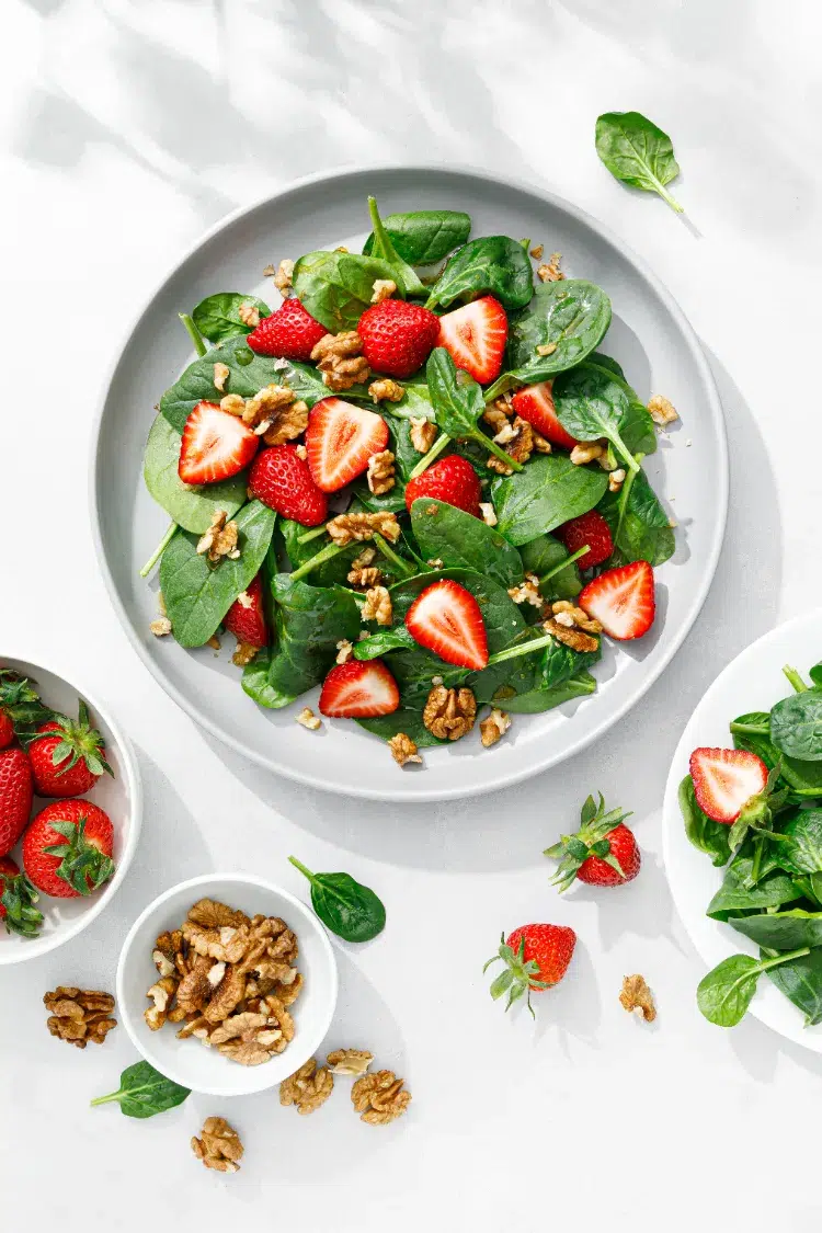 salade d'été composée de fraises et épinards