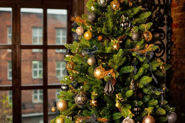 sapin de noël tendance avec des boules dorées