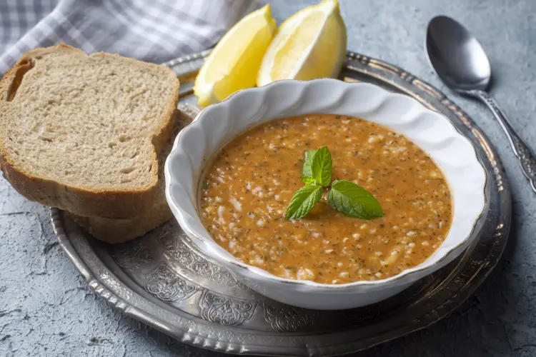 soupe aux lentilles rouges facile à la grecque et avec des légumes 