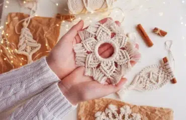 suspension de noël en macramé en forme de flocon de neige