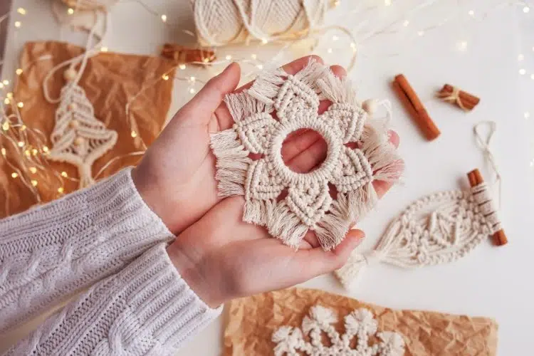 suspension de noël en macramé en forme de flocon de neige