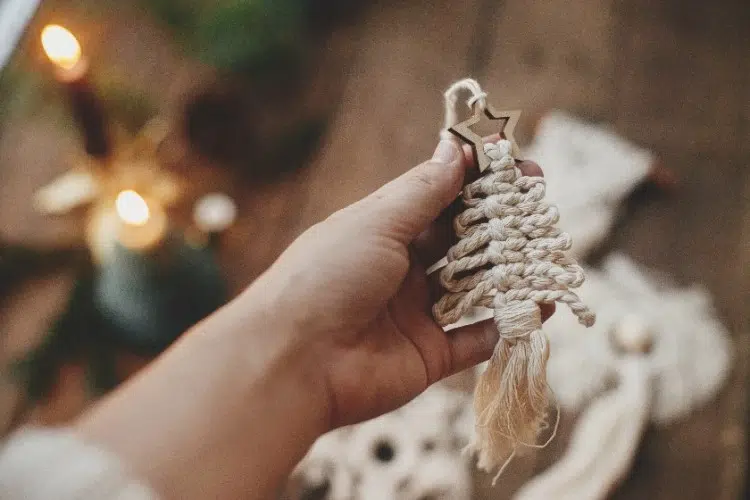 suspension sapin de noël en macramé à faire soi même