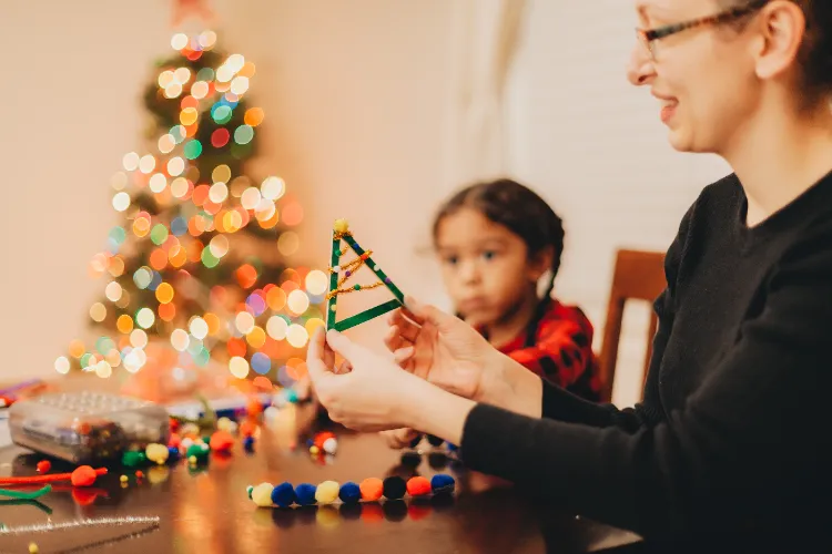 un ornement sapin diy en tant que activité manuelle avec des bâtonnets en bois pour noël