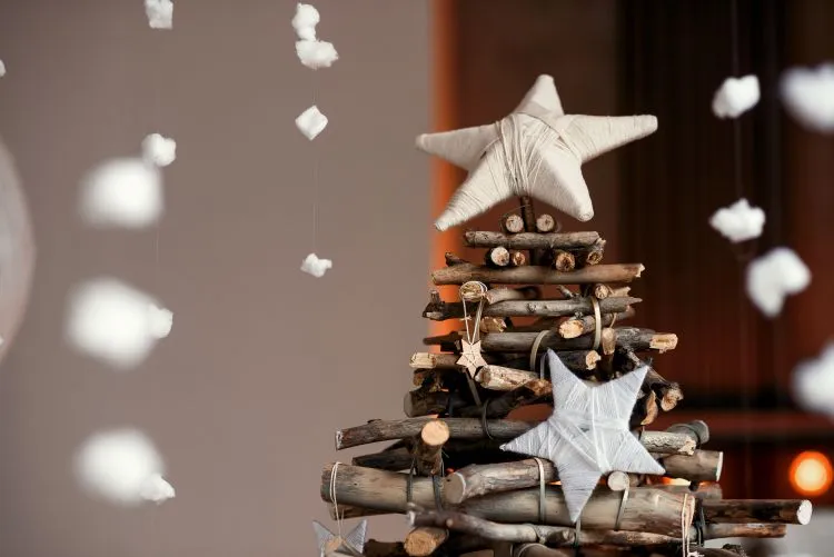 un petit sapin de noël en brindilles empilées à faire soi même