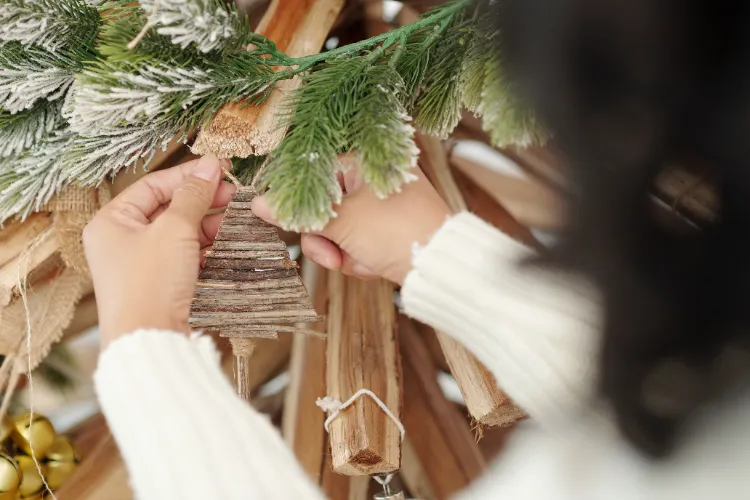 un petit sapin en brindilles en tant que décoration à suspendre diy