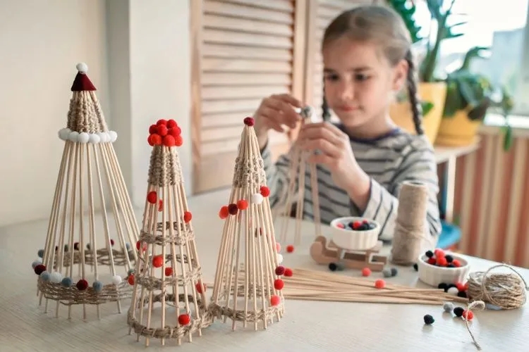 un sapin de noël en pics de bois pour brochettes à faire soi même en tant que bricolage de noël écologique