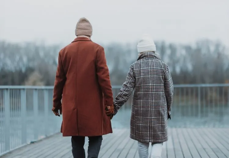 une courte promenade quotidienne en bonne compagnie aide à surmonter le blues hivernal