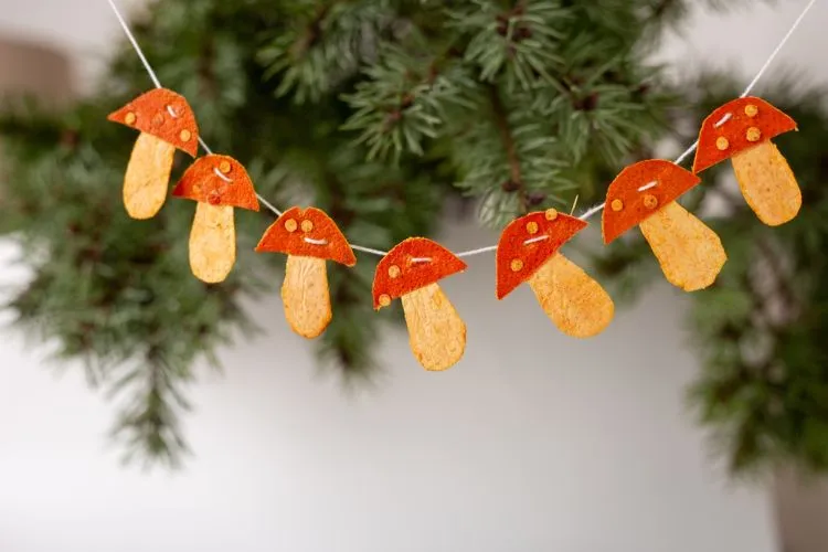 une guirlande de champignons diy en tant que décoration de noël en peau d'orange