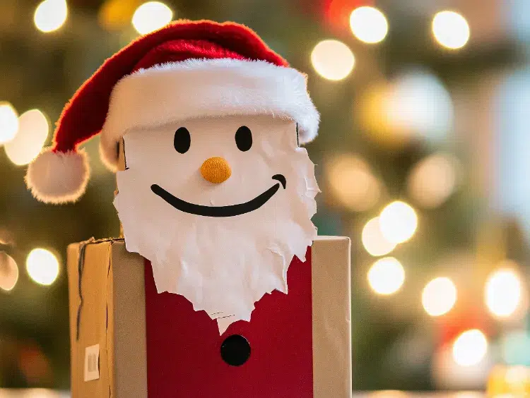 une idée diy de déco festive le père noël en boîte carton