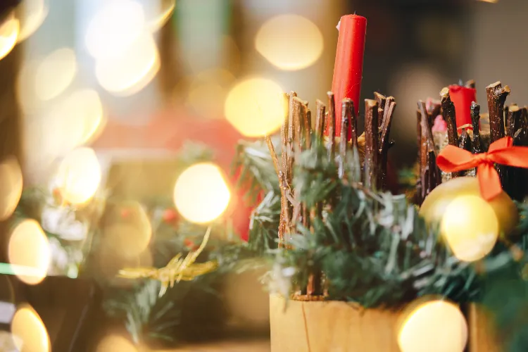 une idée créative de décoration de photophores de noël avec des brindilles