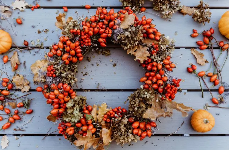 diy couronne de porte avec des matériaux du jardin