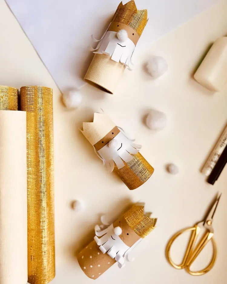 les rois mages en rouleaux de papier toilette à faire à l'occasion de l'epiphanie