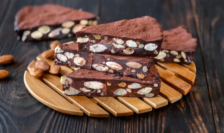 nougat au chocolat avec des amandes et des noisettes