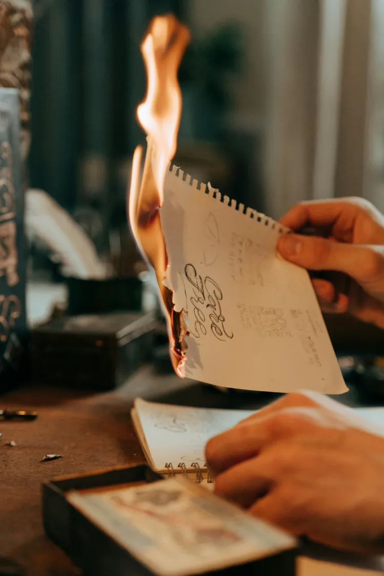 brûlez le papier dans un bol résistant au feu