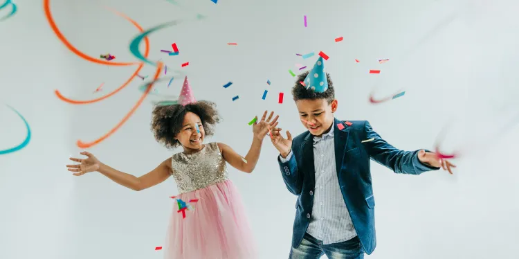 célébrer le nouvel an avec les petits enfants en organisant une soirée dansante pour les enfants