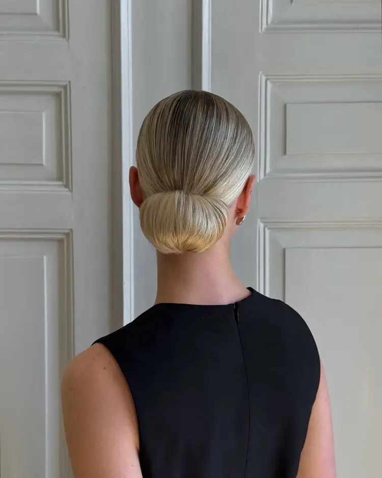 coiffure élégante femme 50 ans chignon bas 