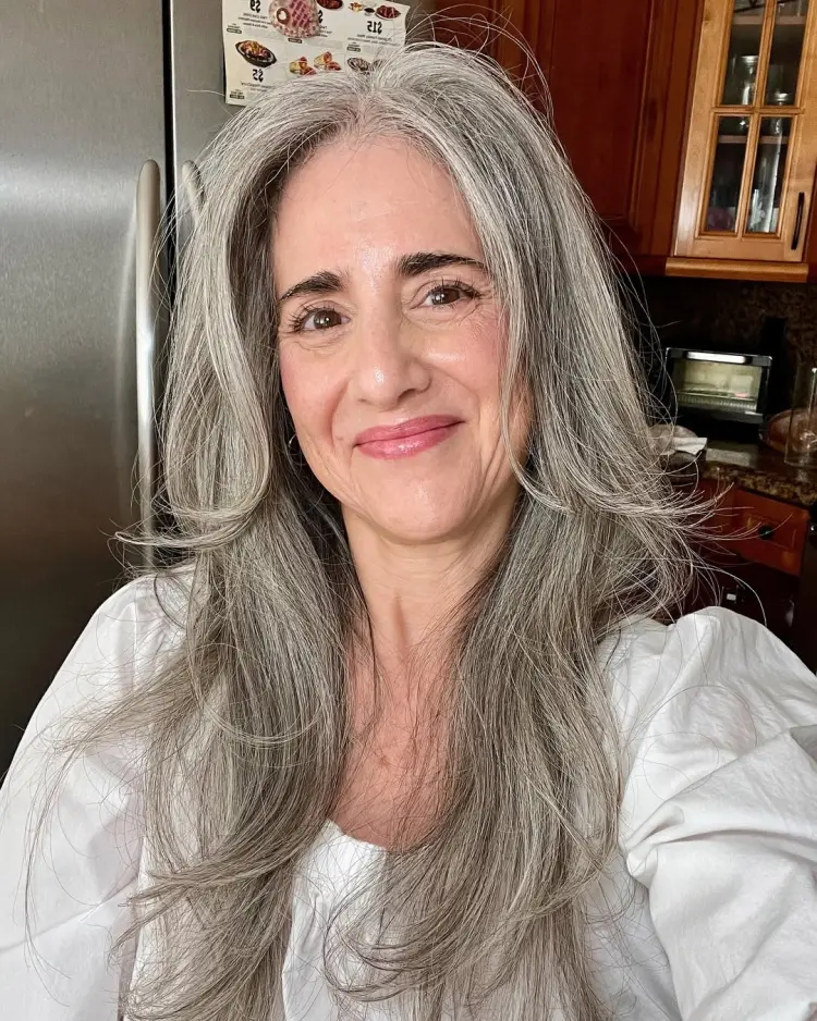 coiffure festive pour cheveux longs gris lovinggrayoverfifty instagram