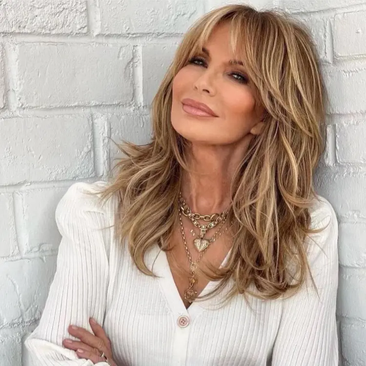 coiffure moderne avec frange pour femme de 60 ans 2025 