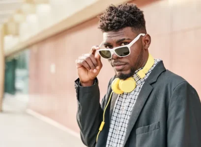 coupe mohawk avec undercut élégant et une barbe impeccable