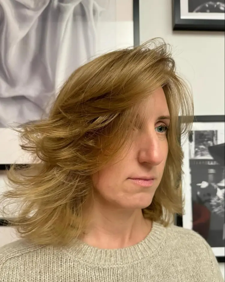 coupe carré avec frange papillon pour cheveux courts 
