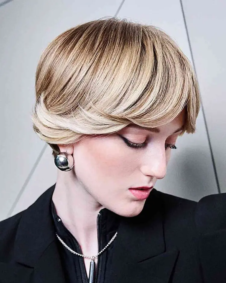 coupe pixie avec butterfly bangs dégradée femme 40 ans 2025