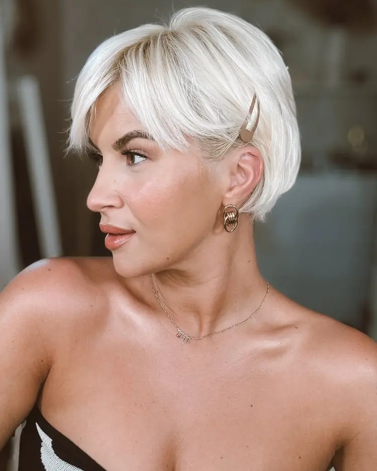 coupe très courte avec butterfly bangs femme 40 ans 