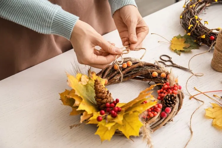 couronne de porte d'entrée pour noël avec des baies et des feuilles