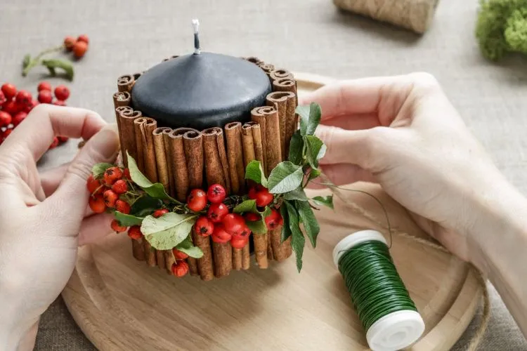 décorer les bougies avec des bâtons de cannelle