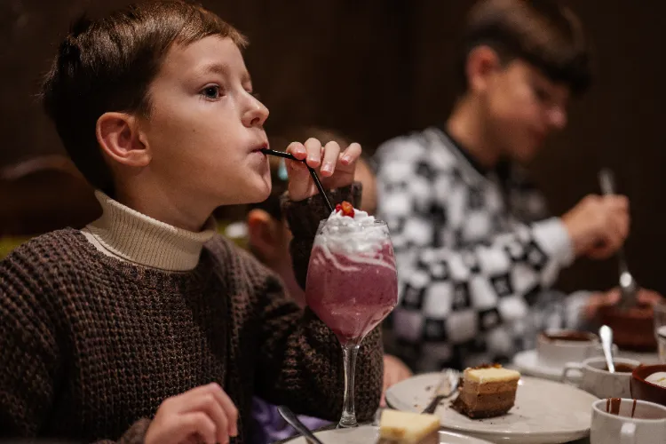 des desserts spéciaux et des boissons festives sans alcool pour les enfants à l'occasion du réveillon du nouvel an