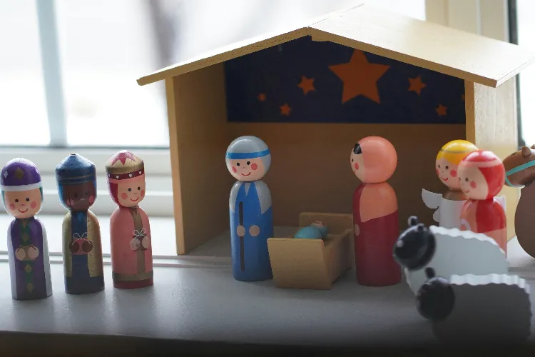 des figurines en bois à peindre en tant que personnages d'une scène de l'epiphanie