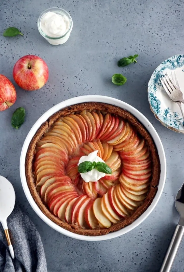 la tarte aux pommes vegan sans sucre est parmi les desserts sans sucre à préparer en hiver must