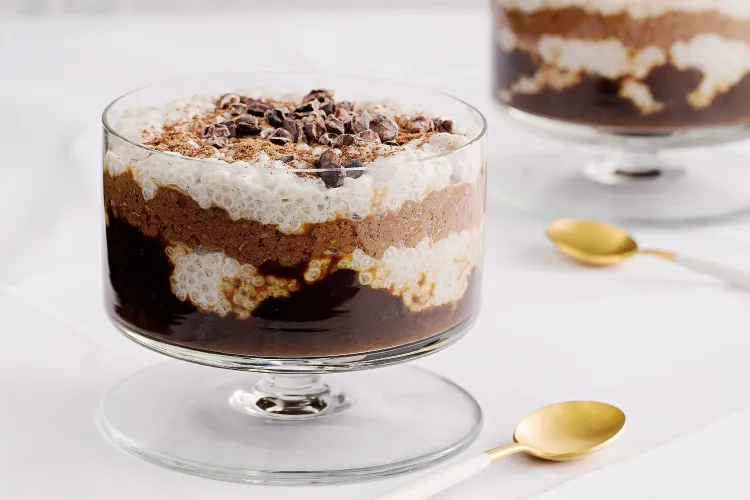 le rawmisu ou tiramisu cru avec chia cacao et pruneaux est parmi les desserts sans sucre à préparer en hiver incontournables