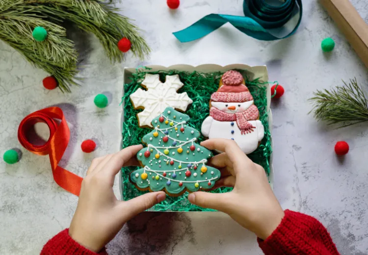 le coffret de biscuits de noël est une jolie idée de cadeau secret santa bon marché