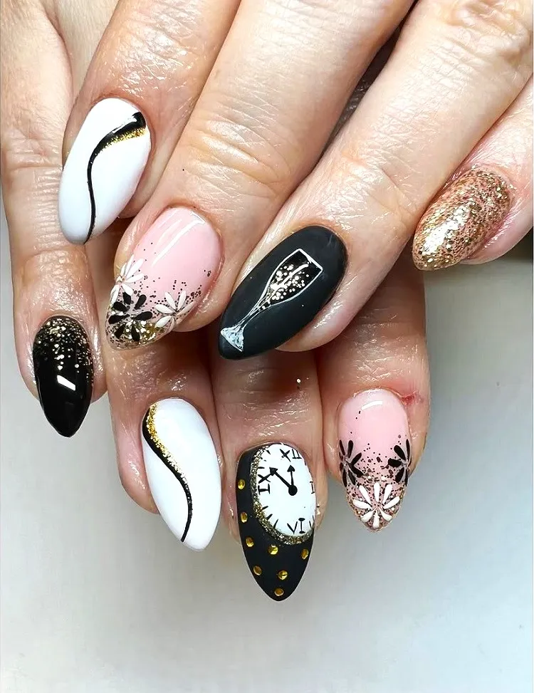 Nail art Réveillon avec une horloge