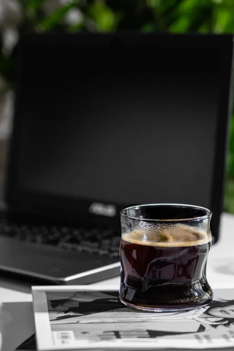 offrir un gadget aidant à réchauffer une tasse de café