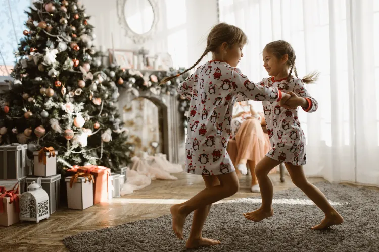 organiser une soirée pyjamas est une bonne idée de célébrer le nouvel an avec les petits enfants