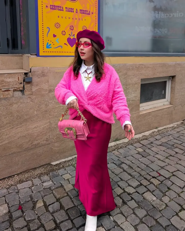 tenue moderne femme avec du bordeaux et jupe en satin 