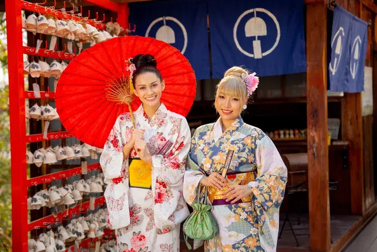 touristes au japon habillées dans des kimonos