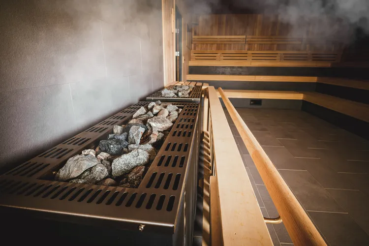 avoir sauna à la maison, bain finnois avec pierres chaudes