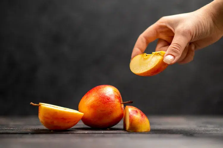 comment éviter que les pommes noircissent quelles astuces et méthodes fonctionnent