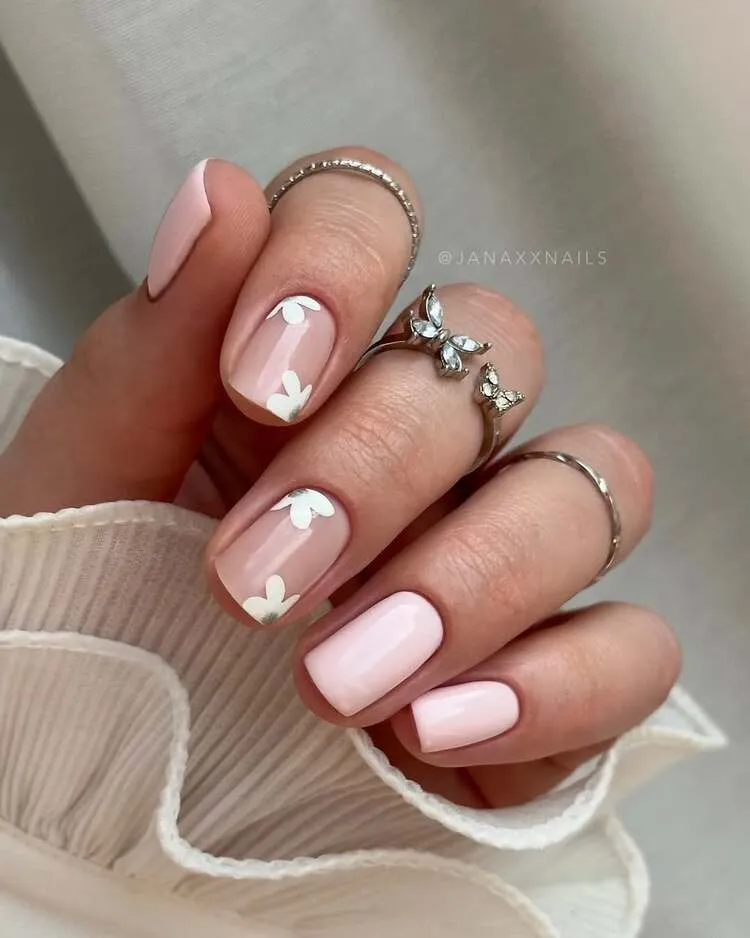 des fleurs délicates et du rose pastel pour une déco ongles au top