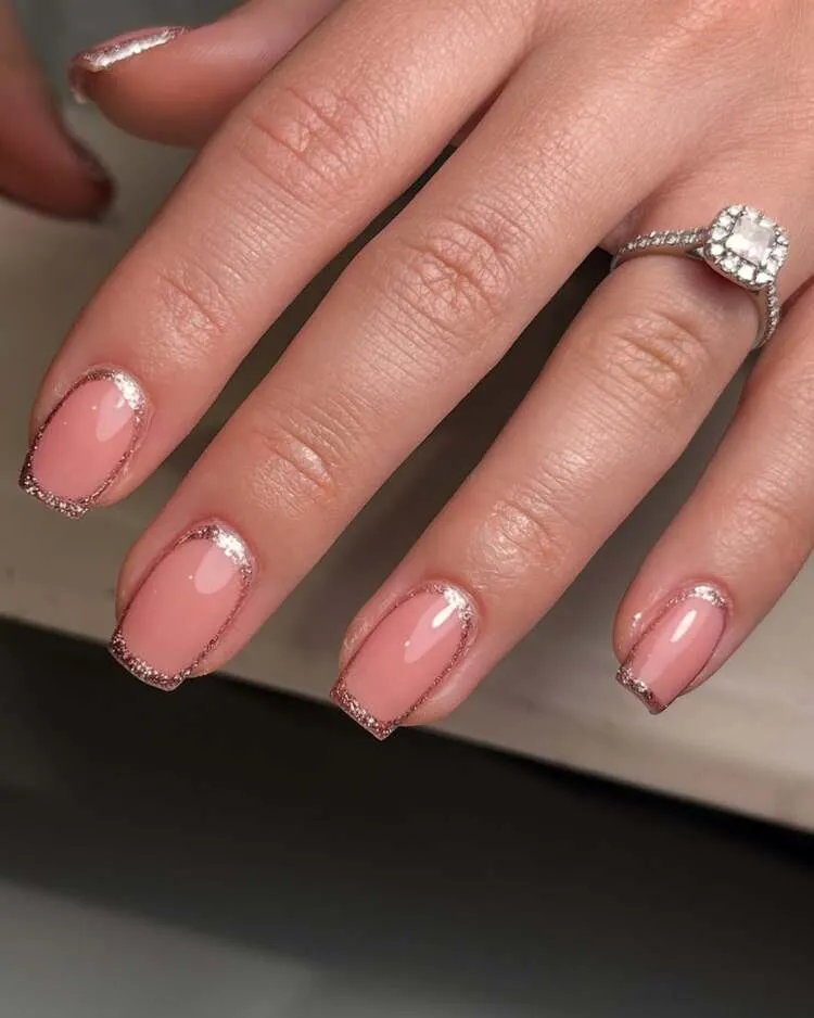 des paillettes dorées encadrent les ongles pour créer une finition magnifique