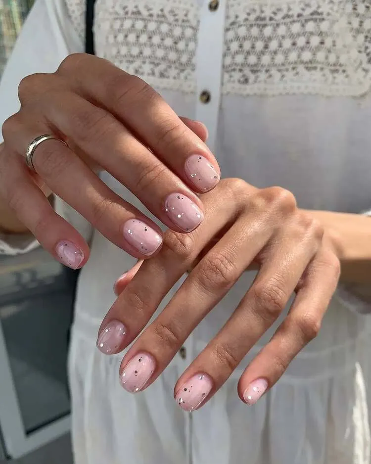 idée stylée et minimaliste pour sublimer vos ongles courts en carré