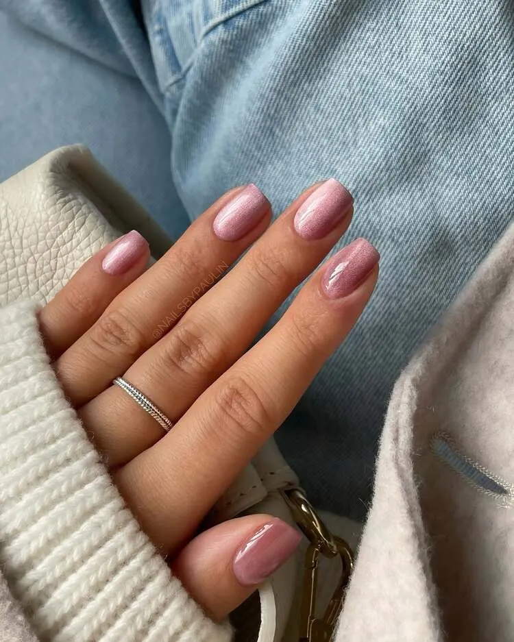 le nail art hiver ne peut pas passer sans le vernis rose délicat