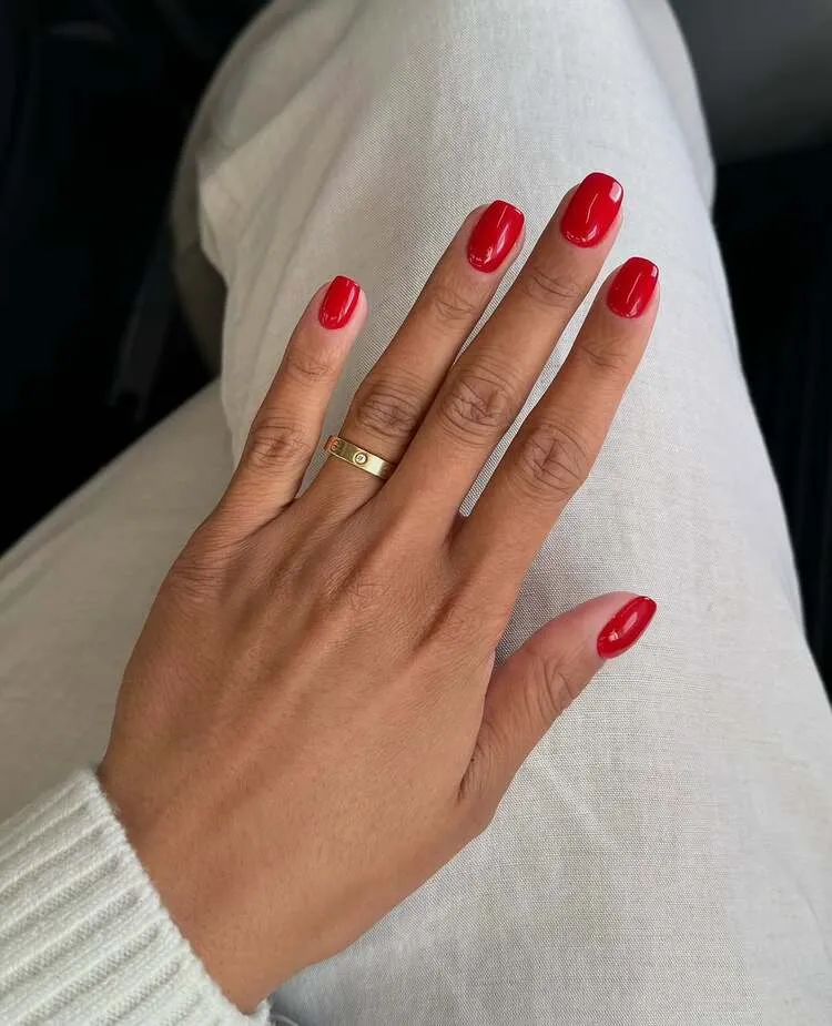 le vernis rouge va toujours de pair avec la forme carrée